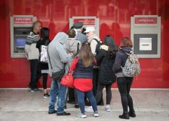 תור לכספומט, אילוסטרציה. צילום: אוליבייה פיטוסי, פלאש 90 הריבית עלתה שוב וגל ההתייקרויות נמשך: מבחינת משקי הבית, 2023 לא נראית מבטיחה