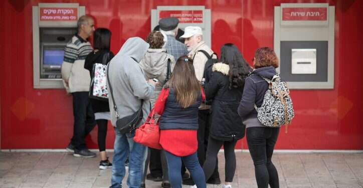 תור לכספומט, אילוסטרציה. צילום: אוליבייה פיטוסי, פלאש 90 הריבית עלתה שוב וגל ההתייקרויות נמשך: מבחינת משקי הבית, 2023 לא נראית מבטיחה