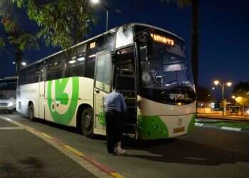 תופעה מדאיגה באוטובוסים בשומרון: פועלים פלסטינים מתגרים בנערים ונערות יהודים