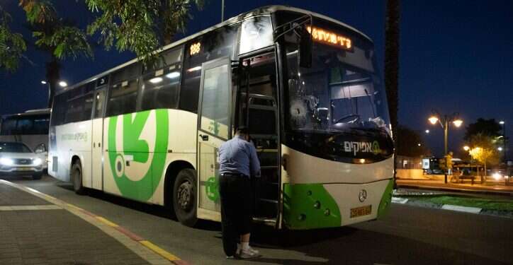 תופעה מדאיגה באוטובוסים בשומרון: פועלים פלסטינים מתגרים בנערים ונערות יהודים