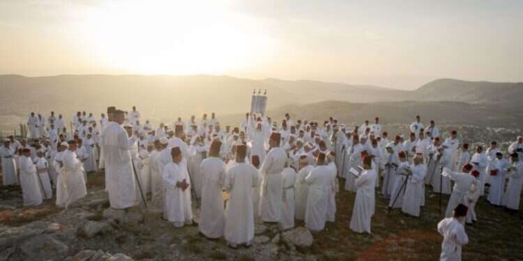 בני העדה הזעירה בישראל נאבקים להגן על דתם מפני היכחדות