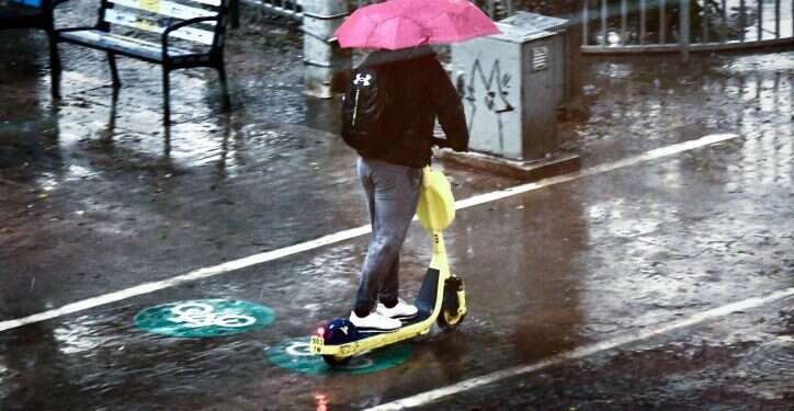 גשם בתל אביב. צילום: אבשלום ששוני/פלאש90 לשימוש חד פעמי