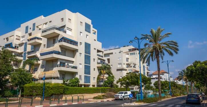 בית דירות בעיר יבנה. אילוסטרציה. צילום: יוסי אלוני, פלאש90 קיללה בקבוצת הווטסאפ ותשלם אלפי שקלים