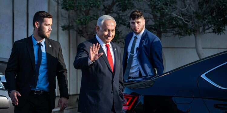 יצטרך לשכנע את נשיא המדינה שהוא קרוב להקמת ממשלה, אבל לא קרוב מדי. צילום: יונתן זינדל, פלאש 90 נתניהו הבטיח ממשלה יציבה. לפי חבלי הקמתה, היא תתנהל כמו תחנת רכבת