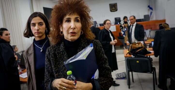 יפעת בן חי שגב במשפט נתניהו. צילום: אוליביה פיטוסי/פלאש90 אוהדי נתניהו באולם ליפעת בן חי שגב: "את אישה אמיצה, אנחנו איתך"