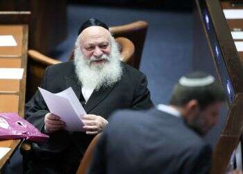 היחיד שנוכח במעמד החתימה מבין ראשי המפלגה. יצחק גולדקנופף במליאת הכנסת. צילום: יונתן זינדל/פלאש90 חשמל "כשר" ומימון גניזה? הכניעה האמיתית לחרדים היא בנושא חשוב יותר