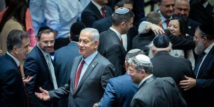 נתניהו וחברי הקואליציה במליאה. צילום: יונתן זינדל, פלאש 90 התאגיד ייסגר? נתניהו החליט למנות את שלמה קרעי לשר התקשורת