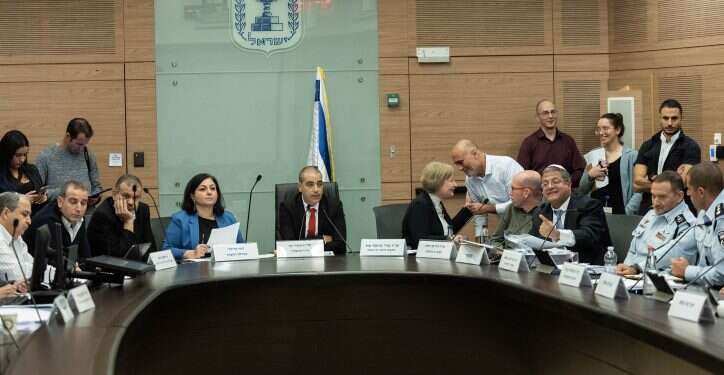 הדיון בוועדה על חוק בן גביר. צילום: יונתן זינדל, פלאש 90 חשף מידע מסווג? המשטרה דורשת לצנזר קטע מדברי השר בר לב בוועדה בכנסת