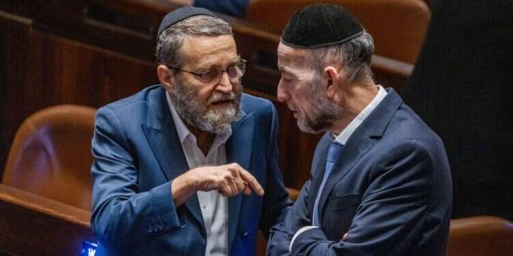 חברי הכנסת גפני ומקלב מיהדות התורה. צילום: אוליבייה פיטוסי, פלאש 90 מדיניות "תקפצו לנו" של ראשי יהדות התורה תחזור אליהם כבומרנג