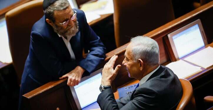 נתניהו וגפני בכנסת,. צילום: אוליבייה פיטוסי, פלאש 90 איזון בין הרשויות, הגברת משילות ו"מתן גב ללוחמים": קווי היסוד של הממשלה נחשפים