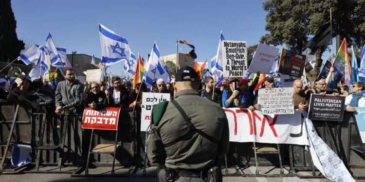 השבעת הממשלה: הפגנה בחוץ, שקט יחסי במליאה