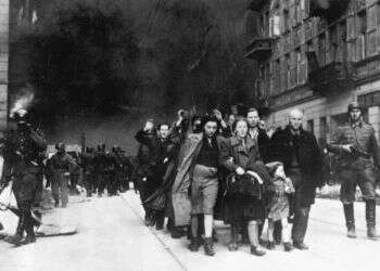 יהודים מובלים על ידי כוחות נאצים. צילום: יורגן שטרופ