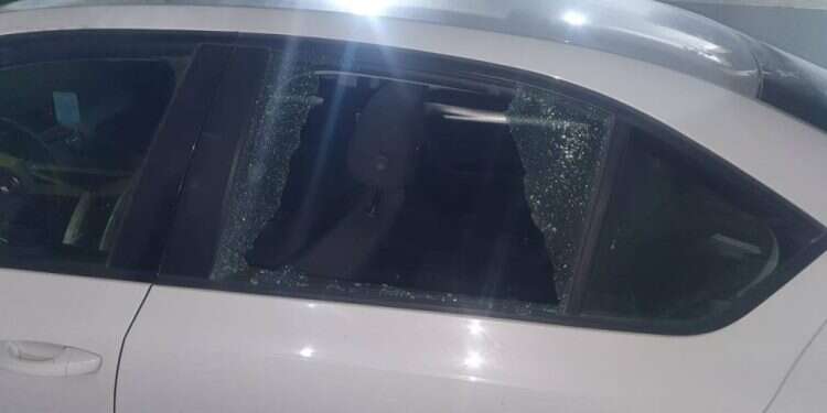 רכבו של אחמד אבו סוויס שנורה הערב. צילום עצמי שוב ירי אל רכבו של עיתונאי ברהט: "אי אפשר להרגיש בטוח בבית"