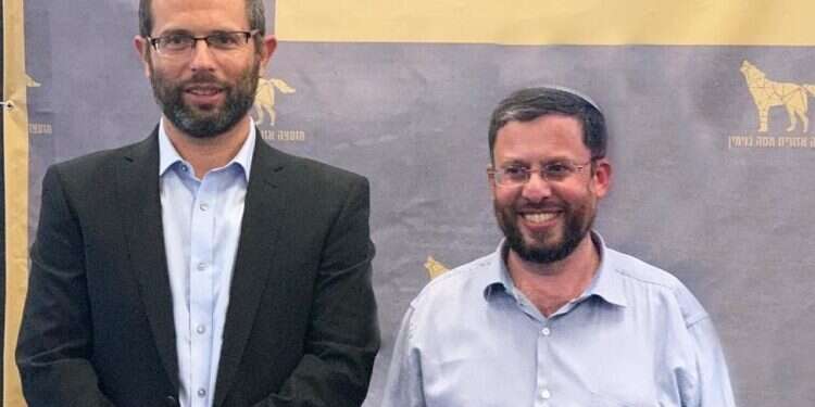 יהודה אליהו עם ראש מועצת בנימין ישראל גנץ. צילום: דוברות בנימין איש אמונו של סמוטריץ ימונה לתפקיד בכיר מטעמו במשרד הביטחון