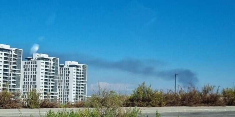 בתי ראש־העין (מזרח) ותמרות העשן "פוחדים מסרטן": פלסטינים שורפים פסולת ומסכנים את בריאות התושבים בראש־העין