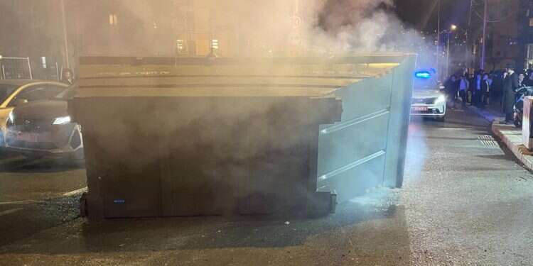 זירת הפגיעה במירל דז'לובסקי בירושלים. צילום: דוברות המשטרה "המתפרעים במאה שערים הם פושעים, לא חרדים"