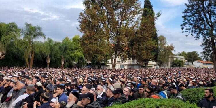 הלווית הרב דרוקמן. קרדיט: עטרה גרמן רבבות בלוויית הרב חיים דרוקמן: "נשאת על כתפיך השחות את עול הנהגת הציבור"