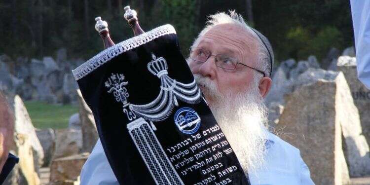 הרב דרוקמן במסע בפולין. צילום: תנועת בני עקיבא שנתיים למותו: הדרך החינוכית שבה התמודד הרב דרוקמן עם השואה