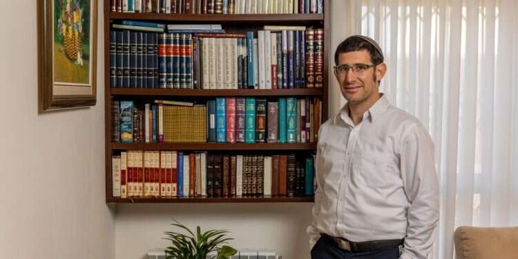 יאיר בינשטוק (45) רב קהילת