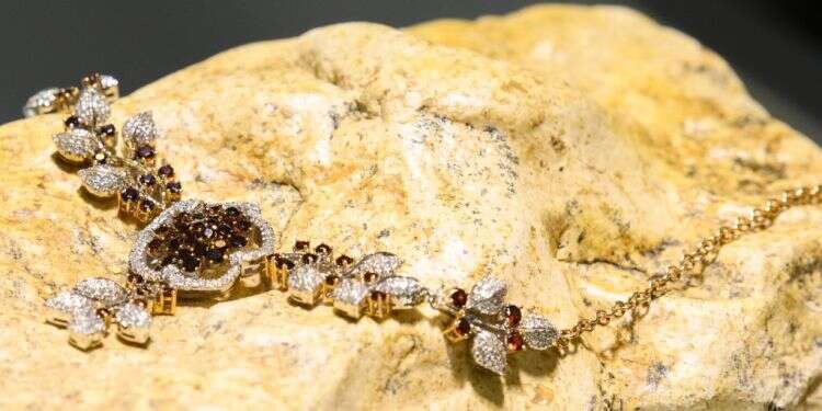 אבני ספיר כרמל ואבן ספינל שנמצאו בנחל הקישון. צילום: איל מרגולין -ג'יני