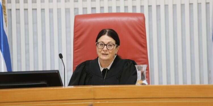 אסתר חיות. צילום: אלכס קולומויסקי רז נזרי: "חייבים לבצע שינוי משמעותי, אבל אם נשנה הכל – נתרסק"