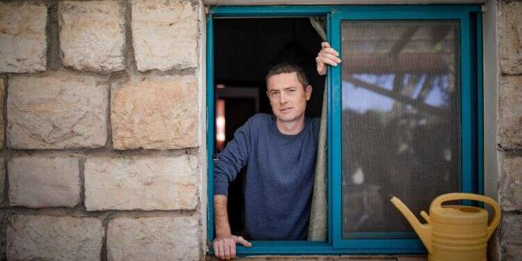 הנרי דוד בביתו במושב מתת. צילום: שיר תורם, פלאש90 ילדותו הסבוכה של הנרי דוד ממשיכה לעצב אותו גם ב"קרתגו"