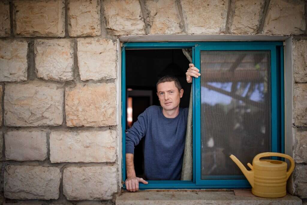 הנרי דוד בביתו במושב מתת. צילום: שיר תורם, פלאש90