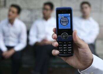 טלפון סלולרי עם חותמת כשרות. צילום: נתי שוחט, פלאש 90 מחפשות את השילוב: המורות החרדיות שמלמדות את ילדי הציונות הדתית