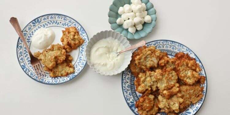 לביבות כרובית. צילום: אפרת ליכטנשטט המתכונים המושלמים לחנוכה: סופגניות מקוריות ולביבות טעימות