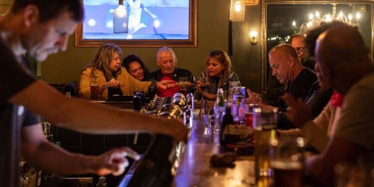 בליינים בתל-אביב. אילוסטרציה. צילום: אבישג שאר ישוב סוף השנה האזרחית הוא הזדמנות טובה להכיר מקרוב את הוודקה