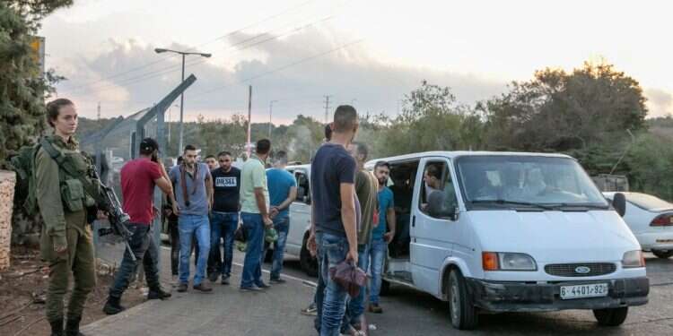 פועלים פלסטינים בשומרון. אילוסטרציה, למצולמים אין קשר לכתבה. צילום: יוסי אלוני תופעה מדאיגה באוטובוסים בשומרון: פועלים פלסטינים מתגרים בנערים ונערות יהודים