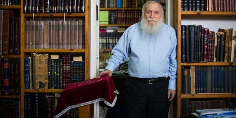 הרב בחדר הלימוד בביתו, 2016. צילום: אריק סולטן