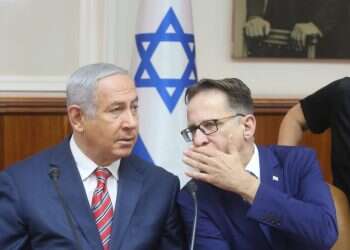 ברוורמן ונתניהו. צילום: מארק ישראל סלם מזכיר הממשלה יוסי פוקס נגד היועמ"שית: התקשינו להסביר את הרפורמה כי רה"מ היה מנוע מכך