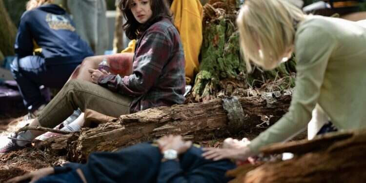 הכוח באי עובר לידי הילדה הדחויה בחיים האמיתיים. מתוך הסדרה