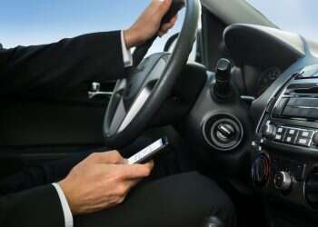 דברים מסוכנים שיותר מדי אנשים עושים בזמן נהיגה