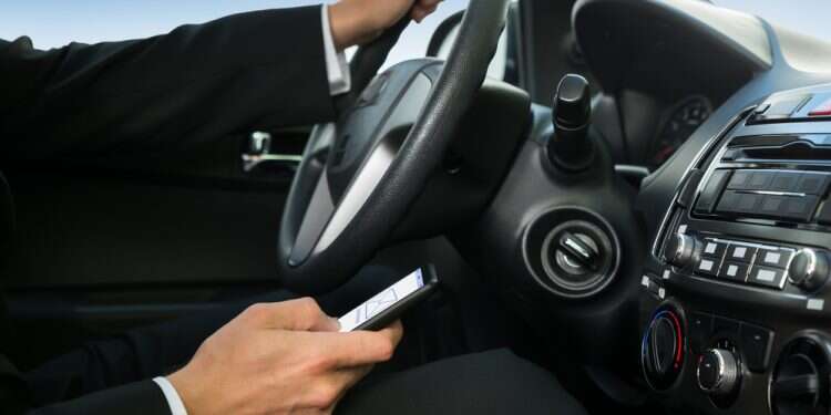 דברים מסוכנים שיותר מדי אנשים עושים בזמן נהיגה