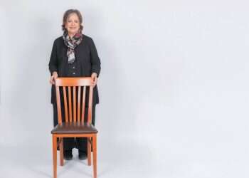 כתיבה עבור אמונה אלון היא "כמו נהיגה בכביש חשוך: אתה רואה רק עד לאן שהפנסים מאירים"