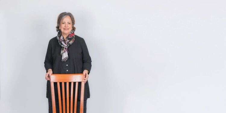 כתיבה עבור אמונה אלון היא "כמו נהיגה בכביש חשוך: אתה רואה רק עד לאן שהפנסים מאירים"