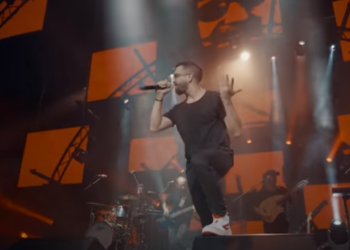 אלא בי: חנן בן־ארי מכבס בחוץ את הכביסה המלוכלכת מהבית של ההורים