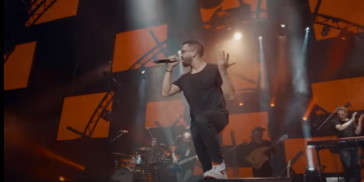 חנן בן־ארי בהופעה. צילום מסך. אלא בי: חנן בן־ארי מכבס בחוץ את הכביסה המלוכלכת מהבית של ההורים