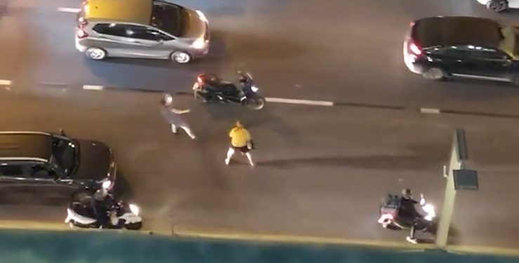 פגיעה מוסרית. סרטון קטטה בכביש. צילום מסך אלימות שהתרגלנו לראות על המסך קשורה למה שמתרחש ברחובות