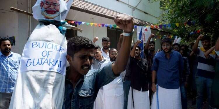 צנזור, מעצרים והפסקות חשמל: ממשלת הודו נאבקת בסרט תיעודי