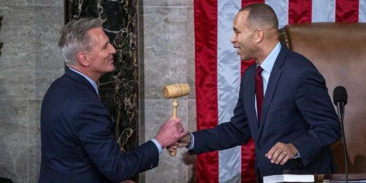 קווין מקרתי מקבל את פטיש היו הקרב בקונגרס לא היה פארסה מביכה אלא התגלמות הדמוקרטיה במיטבה