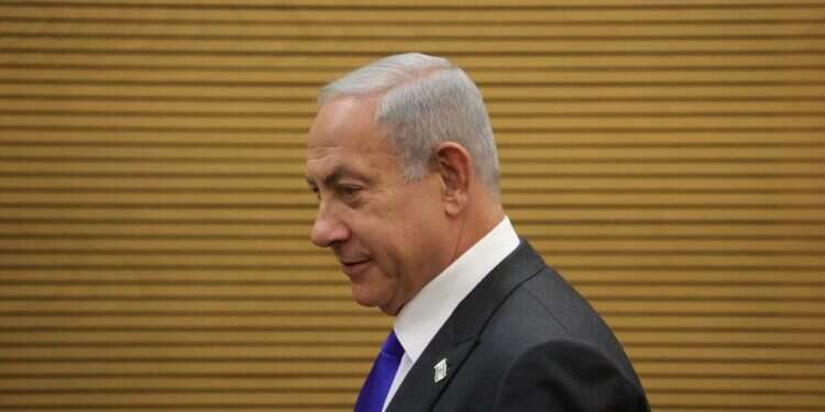 בנימין נתניהו. צילום: EPA המשנה ליועמ"ש: לבטל ההחלטה על פיטורי נהגי רה"מ שמעידים במשפט נתניהו