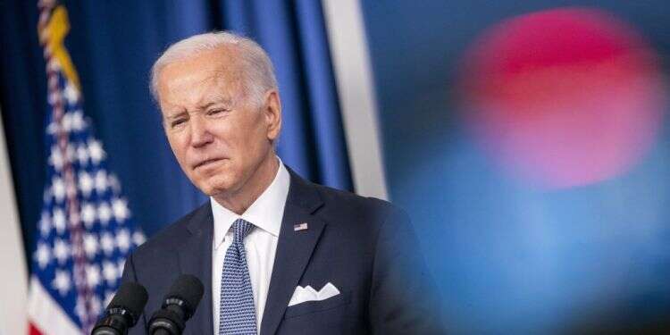 במטוס מואפל וברכבת לילית: המסע הסודי של ביידן לאוקראינה