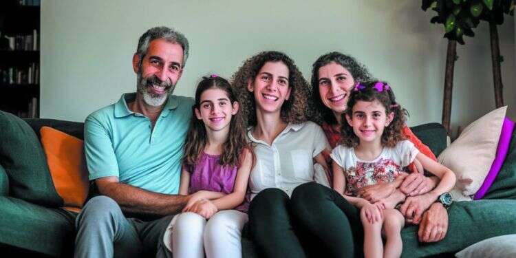 מה ביקשנו? משפחה ישראלית על הספה בסלון קלישאות ברמה גבוהה: כשבינה מלאכותית ניסתה ליצור משפחה ישראלית