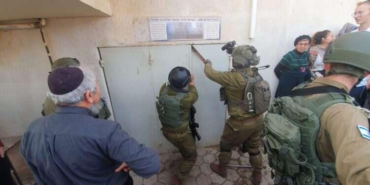 החיילים בניסיון הפריצה של בית הכנסת ביריחו. צילום: אסף גבור למרות ההסכמים: הרש"פ לא נותנת למבקרים ישראלים מפתח לבית הכנסת העתיק ביריחו