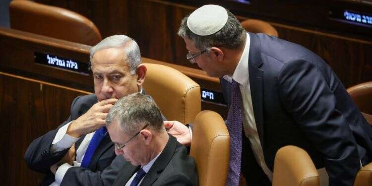 בן גביר, לוין ונתניהו במליאת הכנסת. צילום: נועם מושקוביץ/דוברות הכנסת אושר בוועדת שרים: שימוש במצלמות עם זיהוי פנים כדי להיאבק בפשיעה