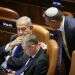 בן גביר, לוין ונתניהו במליאת הכנסת. צילום: נועם מושקוביץ/דוברות הכנסת אושר בוועדת שרים: שימוש במצלמות עם זיהוי פנים כדי להיאבק בפשיעה