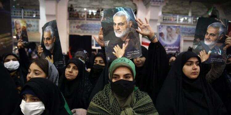 3 שנים לחיסול סולימאני: ההנהגה מבטיחה נקמה, אבל ברחוב שורפים את תמונתו